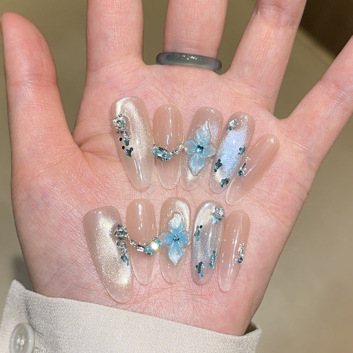 Kunstnägel mit Einzigartigem Blumigen Design und Glitzerakzenten Karnz