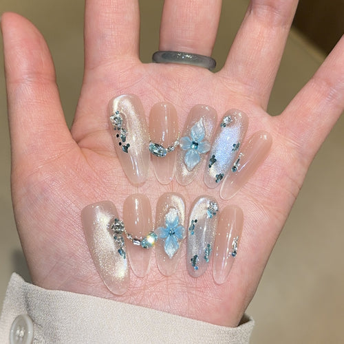 Kunstnägel mit Einzigartigem Blumigen Design und Glitzerakzenten Karnz