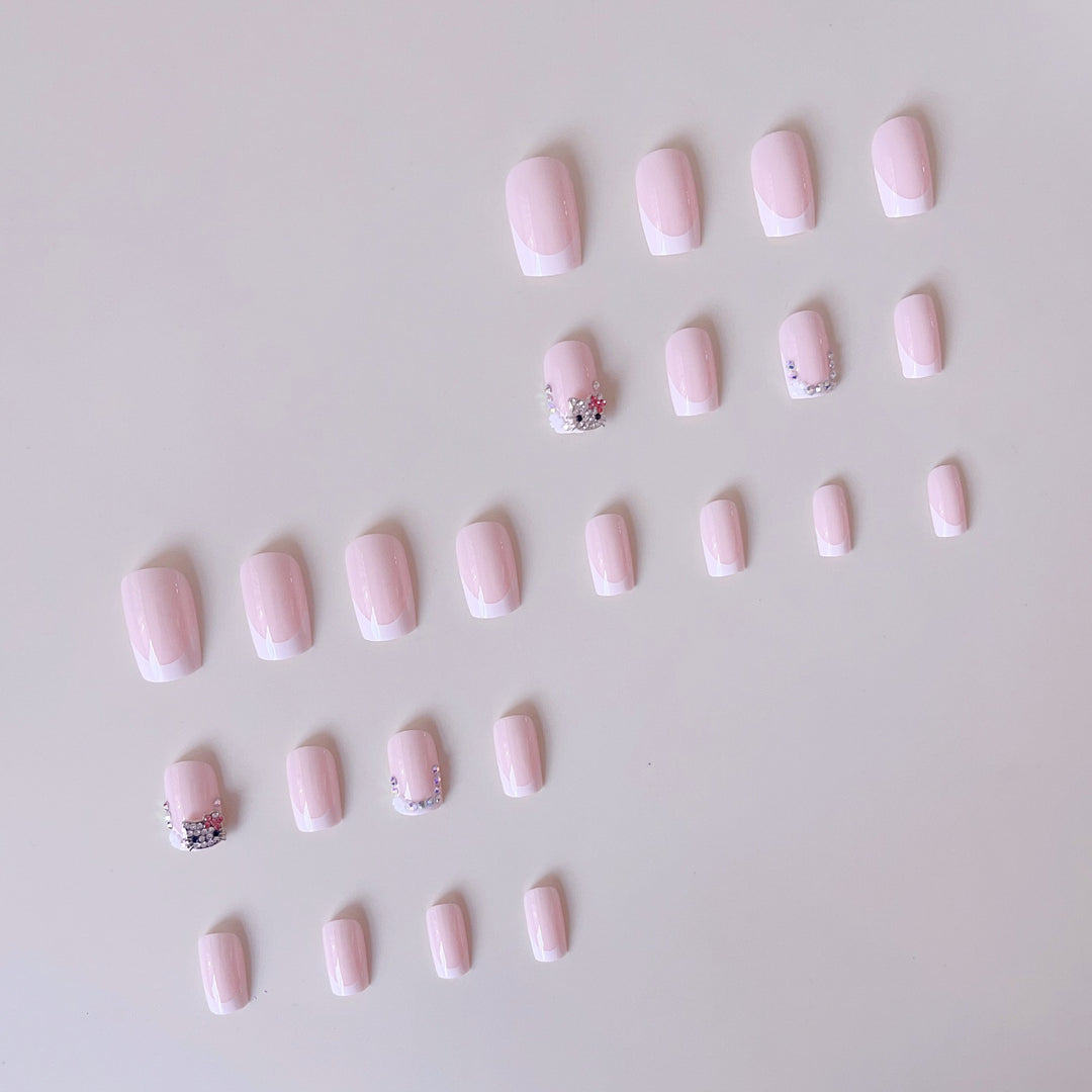 Kunstnagelset mit stilvollen Strassverzierungen Karnz