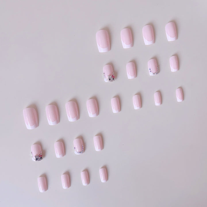 Kunstnagelset mit stilvollen Strassverzierungen Karnz