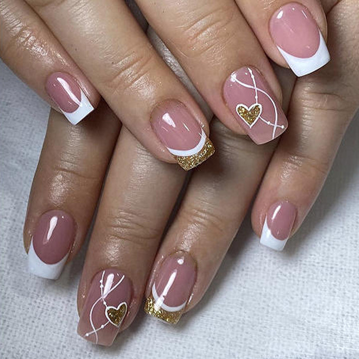 Elegante herzförmige Acryl-Nagelkunst Karnz
