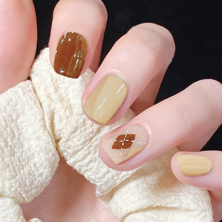 Kunstvolle Nagelverlängerungen mit elegantem Blattmuster Karnz
