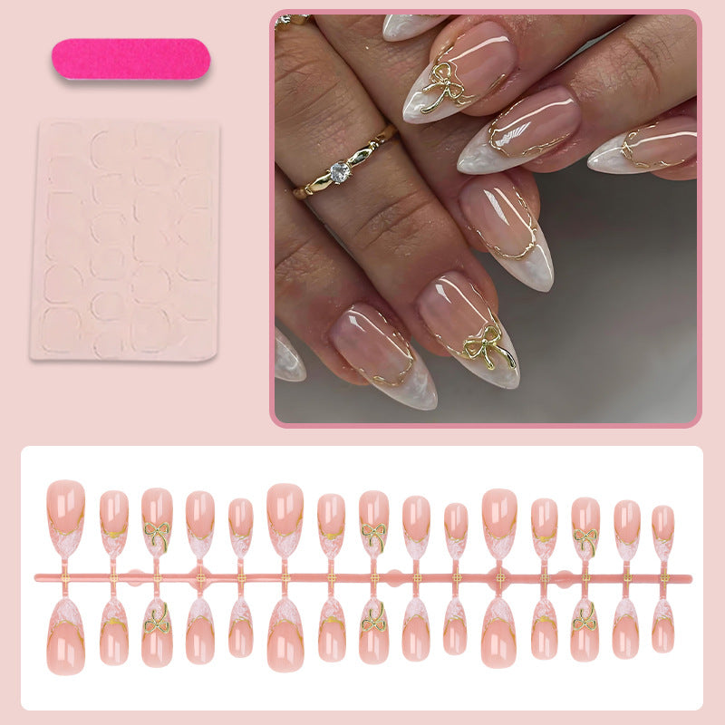 Kunstnagelset mit eleganten Spitzen und zarten Verzierungen Karnz