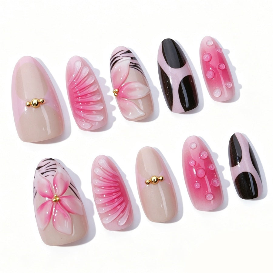 Kunstnagelset mit filigranen Blüten- und Glitzerakzenten Karnz