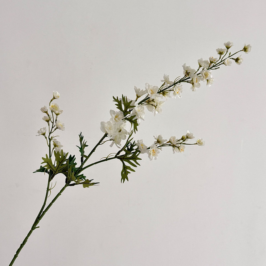 Künstlicher Blütenzweig mit detailreichen roten Blüten Karnz