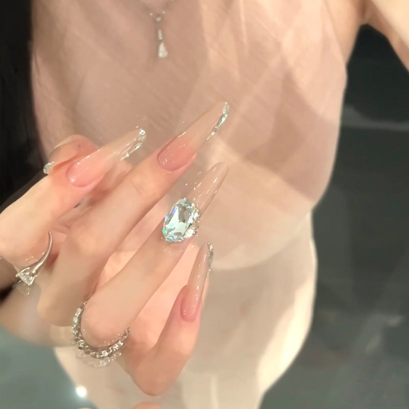 Elegantes Stiletto Press-On Nageldesign mit Edelsteinakzenten Karnz