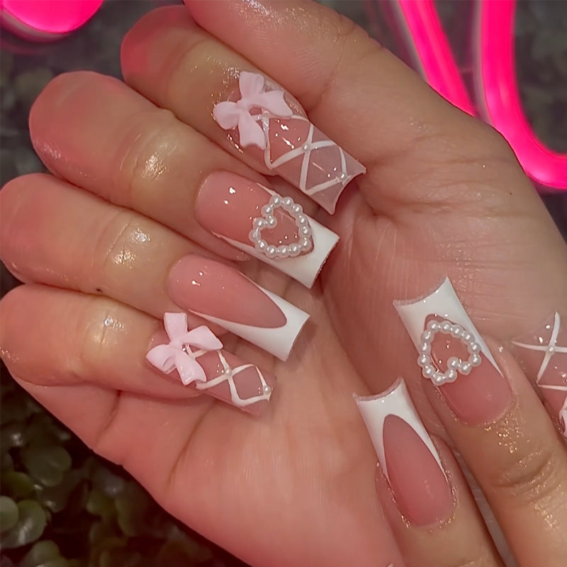 Elegante Stiletto Press-On Nagelkunst mit Strass-Akzenten Karnz