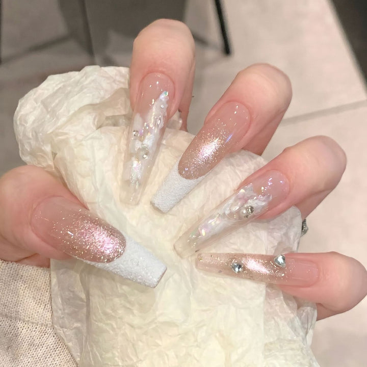 Elegantes Press-On-Nail-Set mit floralen und Edelsteinakzenten Karnz