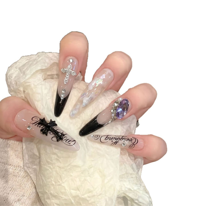 Künstlerisches Stiletto Press-On Nagelkunst Set mit eleganten dekorativen Elementen Karnz