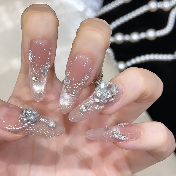 Glamouröse Kunstnagelspitzen mit Strass-Akzenten Karnz