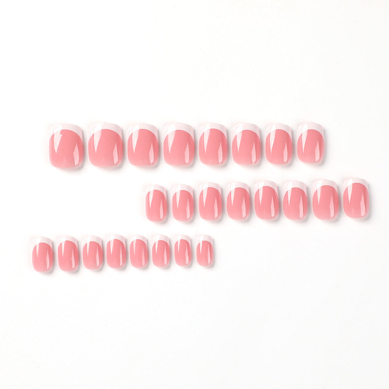 Elegante Nagelkunst mit French Tip Design Karnz