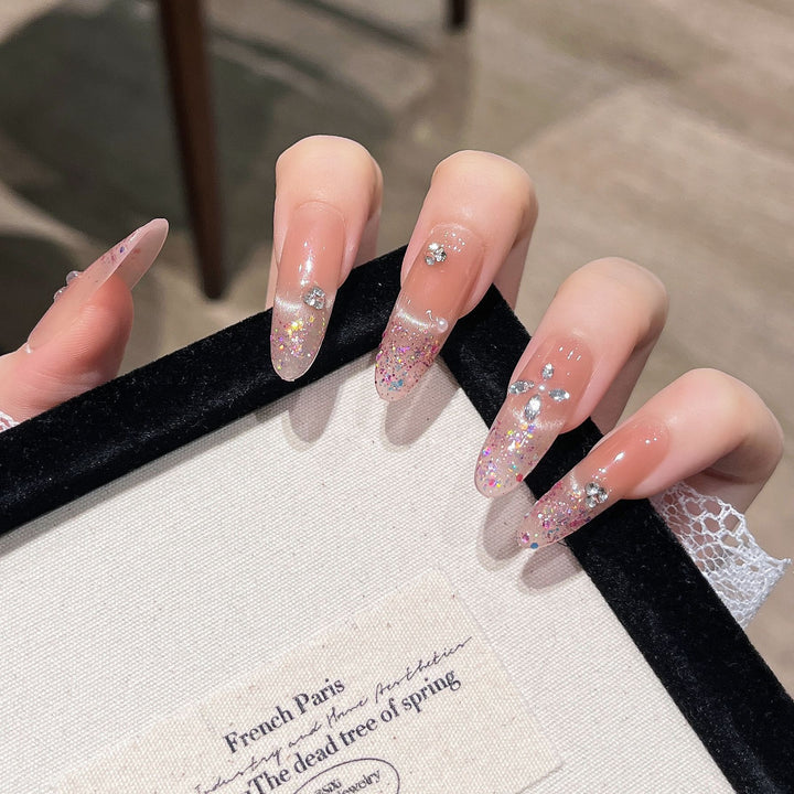 Elegantes, mit Glitzer versehenes Press-On-Nail-Design Karnz