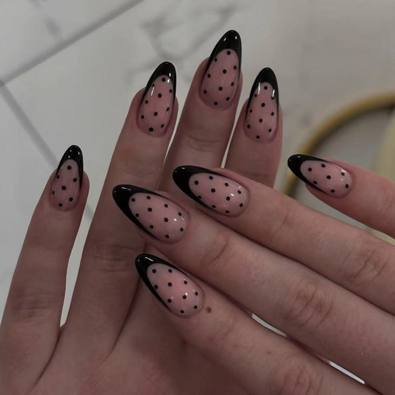 Kunstvolle Stiletto-Nägel mit Schwarz-Punkt-Muster Karnz