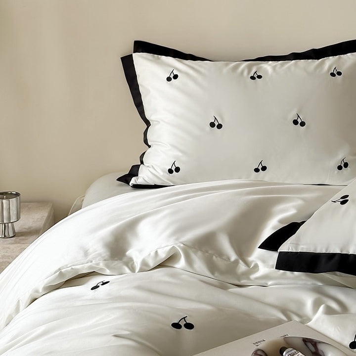 Luxuriöses Satin-Bettwäsche-Set mit Kirschstickerei und kontrastierter Einfassung