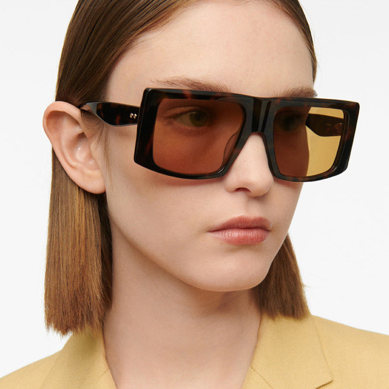 Damen quadratische Sonnenbrille mit robustem Kunststoffrahmen und schützendem UV-Filter Karnz