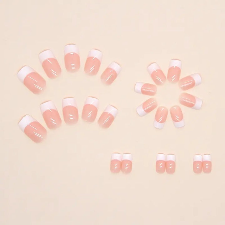 Kunstnagelset mit elegantem French Design und glänzendem Finish Karnz