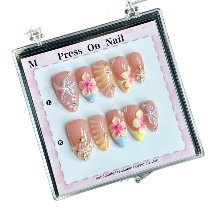 Künstlerisches Press-On Nagelset mit Blumen- und Muschel-Designs