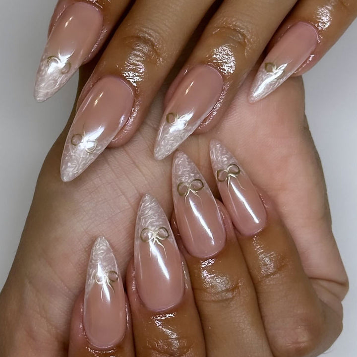 Kunstvolle Stiletto-Nägel mit elegantem Design und strahlenden Akzenten Karnz