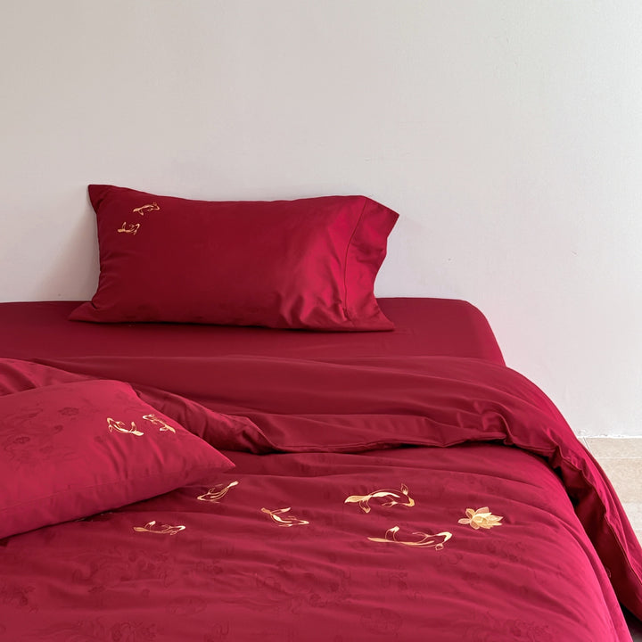 Luxuriöse Bettwäschegarnitur aus Baumwollsatin mit bestickten Koi-Motiven und feiner Jacquardstruktur