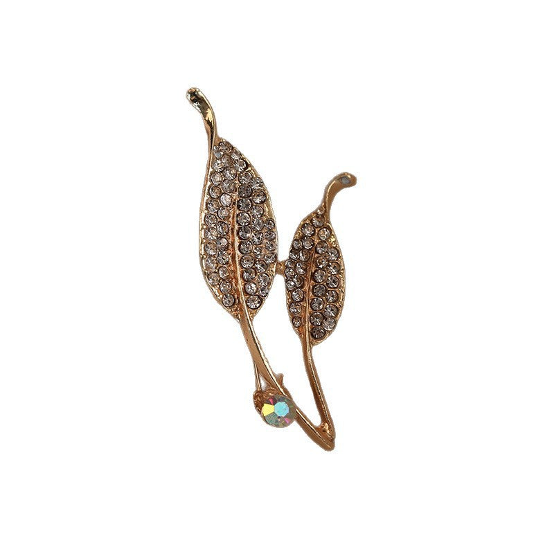 Elegante Brosche mit Blattform und Kristallen Karnz