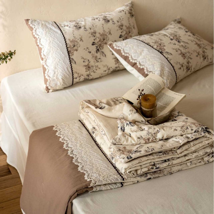 Gestepptes Baumwoll-Bettwäscheset mit Vintage-Blumenmuster und Spitzenbordüre
