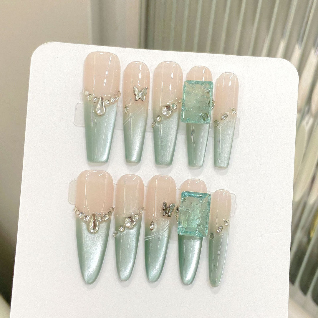 Elegantes Press-On-Nagelkunst-Set mit Stein- und Schmetterlingsakzenten