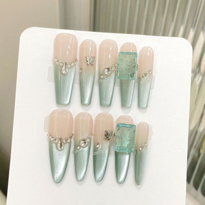 Elegantes Press-On-Nagelkunst-Set mit Stein- und Schmetterlingsakzenten