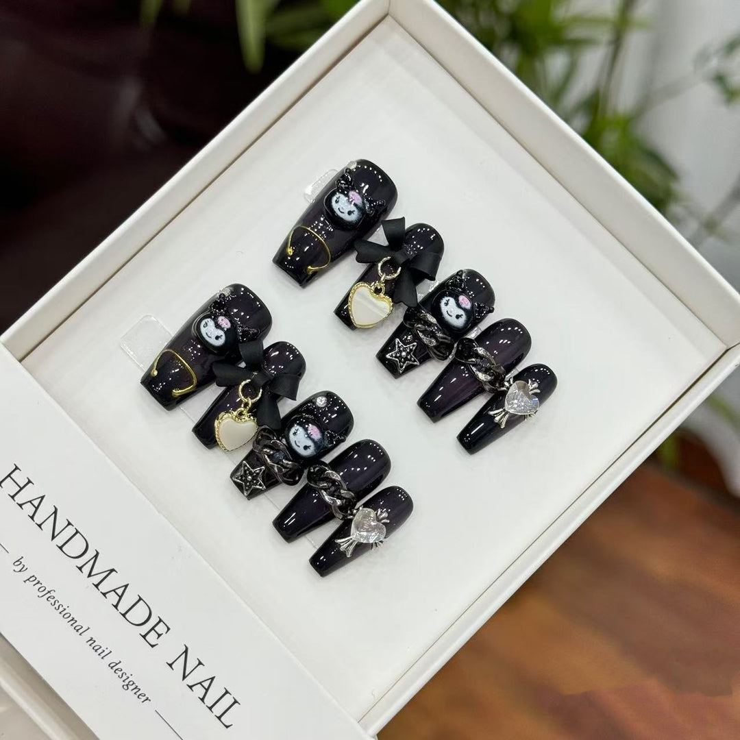 Künstlerisch inspiriertes Press-On Nagelset mit einzigartigen Charms und Designs