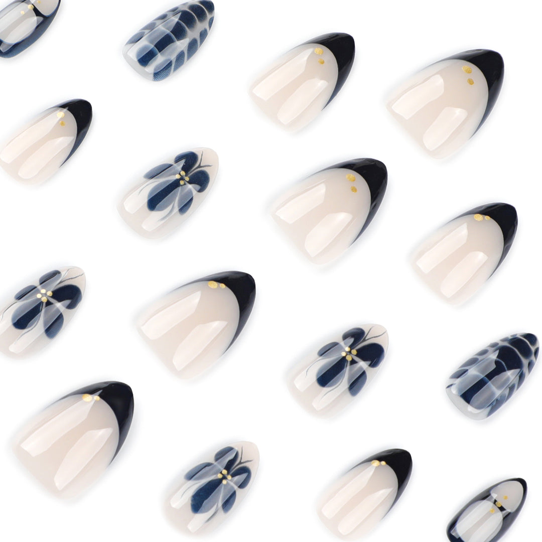 Kunstvolle Nailart im eleganten Stiletto-Design mit floralen Akzenten Karnz
