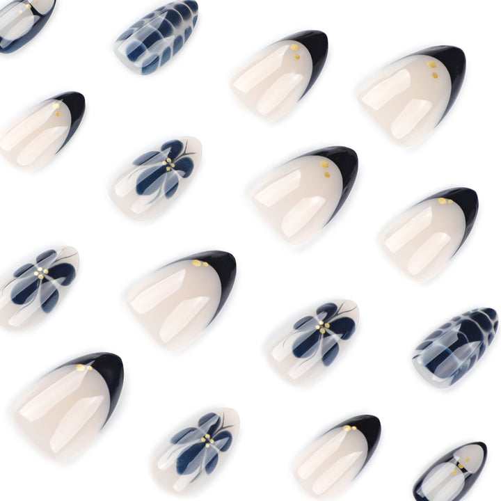 Kunstvolle Nailart im eleganten Stiletto-Design mit floralen Akzenten Karnz