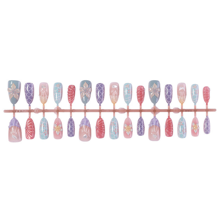 Kunstnagelset mit eleganten Blüten- und geometrischen Designs Karnz