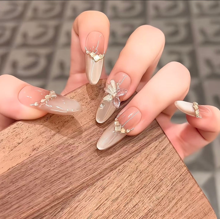 Dekoratives Druck-Nagelset mit floralen Akzenten Karnz