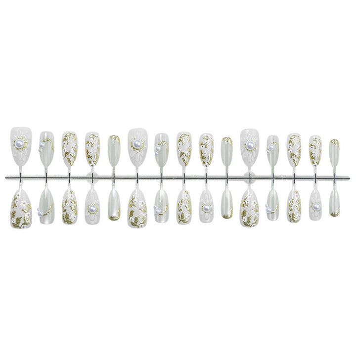 Kunstnagelset mit eleganten floralen Designs und glamourösen Glitzerakzenten Karnz
