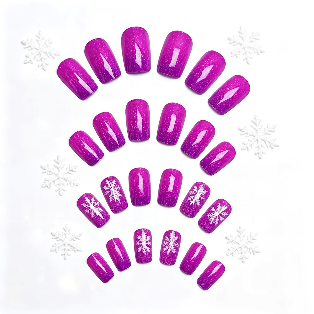 Glitzernde Kunstnägel mit Winterlichem Schneeflocken-Design Karnz