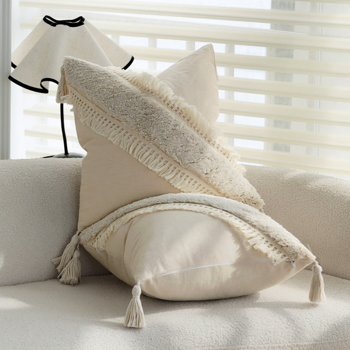 Quadratischer Boho-Kissenbezug mit diagonalem Teddy-Relief, Fransen und Eckquasten Karnz