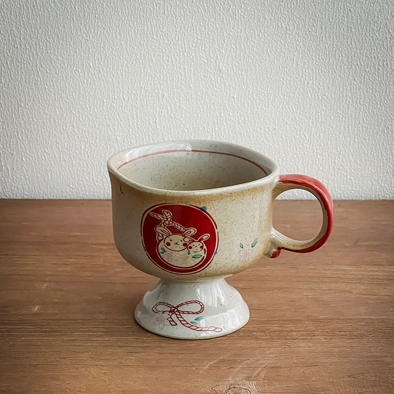 Keramik-Fußbecher mit Henkel und handbemalter Hasen-Illustration