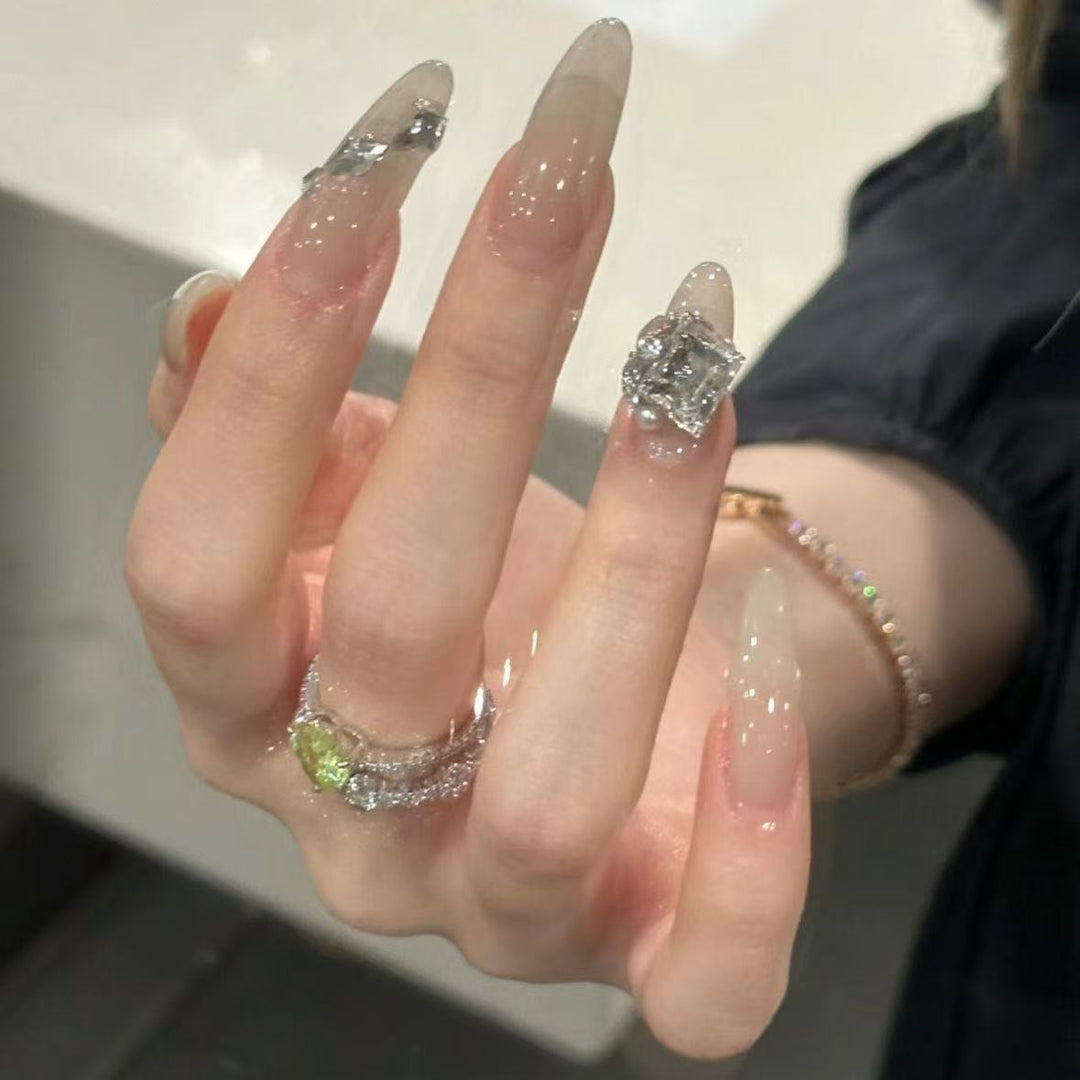 Elegante Stiletto-Nagelverlängerungen mit Strassakzenten Karnz