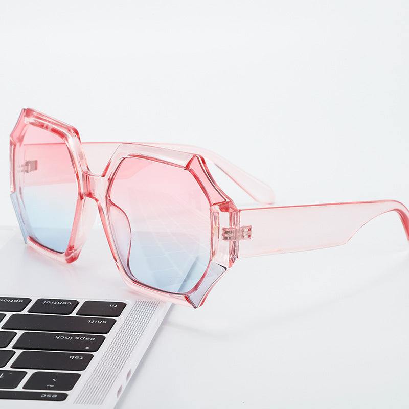 Damen modische Sonnenbrille mit facettiertem Rahmen Karnz