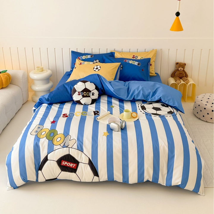 Kinder-Bettwäsche-Garnitur mit Fußball-Print, gestreifter Satin-Hülle und dekorativem Ballkissen Karnz