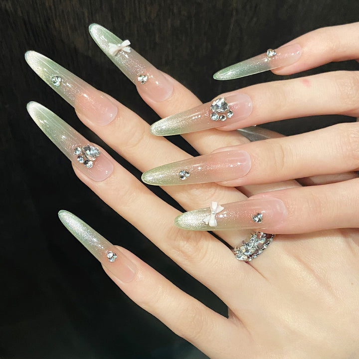 Glamouröse Stiletto Press-On Nägel mit Kristallakzenten