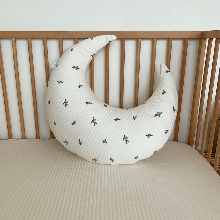 Mondförmiges Baby-Nackenstützkissen mit gestepptem Bezug und Teddystickerei