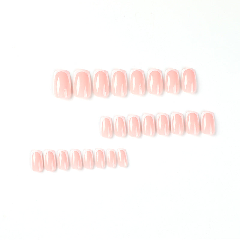 Acryl-Nägel mit elegantem French-Tip Karnz