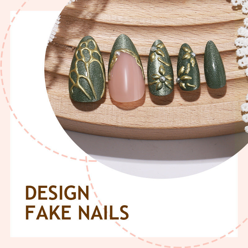 Elegantes Kunstnagelset mit filigranem Design und Goldverzierungen Karnz