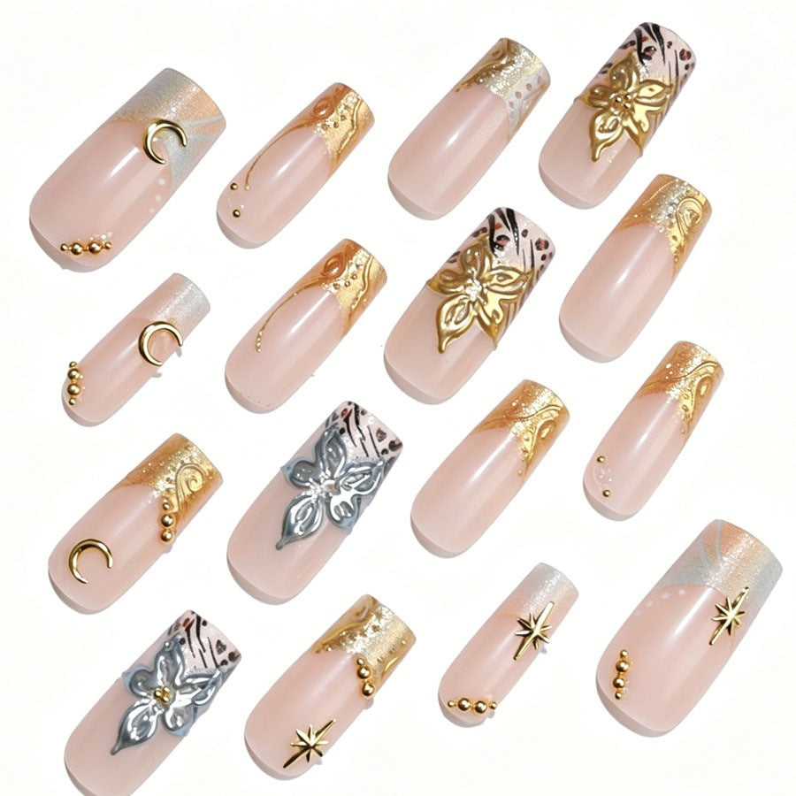 Luxuriöses Kunstnagelset mit kreativen floralem Design und goldenen Akzenten Karnz