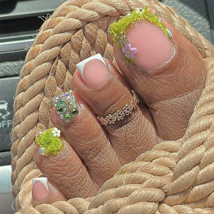 Kreatives Nagelset mit Glitzer- und Blumendesigns Karnz