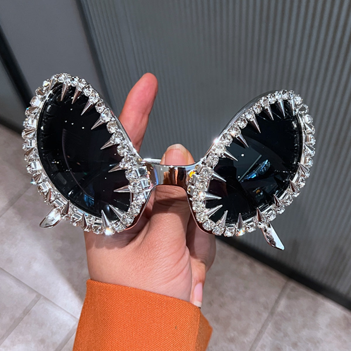 Damen futuristische Statement-Sonnenbrille mit funkelndem Kristallrahmen Karnz