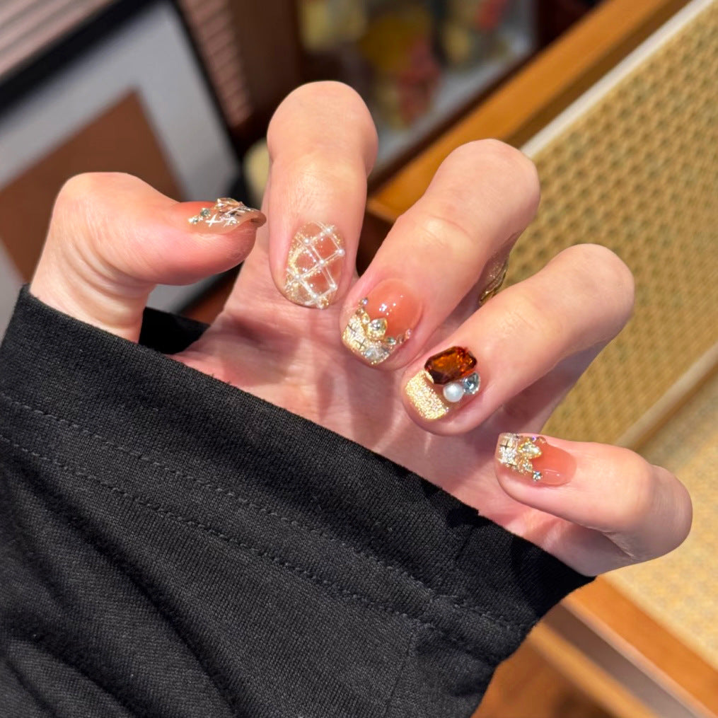 Dekoratives Press-On Nagelkunst Set mit Edelsteinakzenten