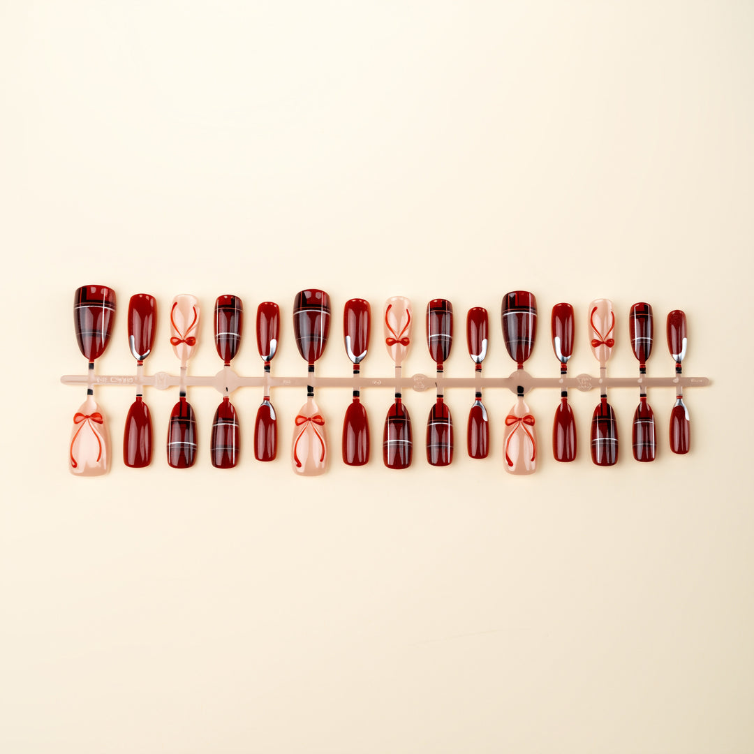 Festliches Themen-Press-On-Nagelkunst-Set mit Schleifen- und Karodesigns Karnz