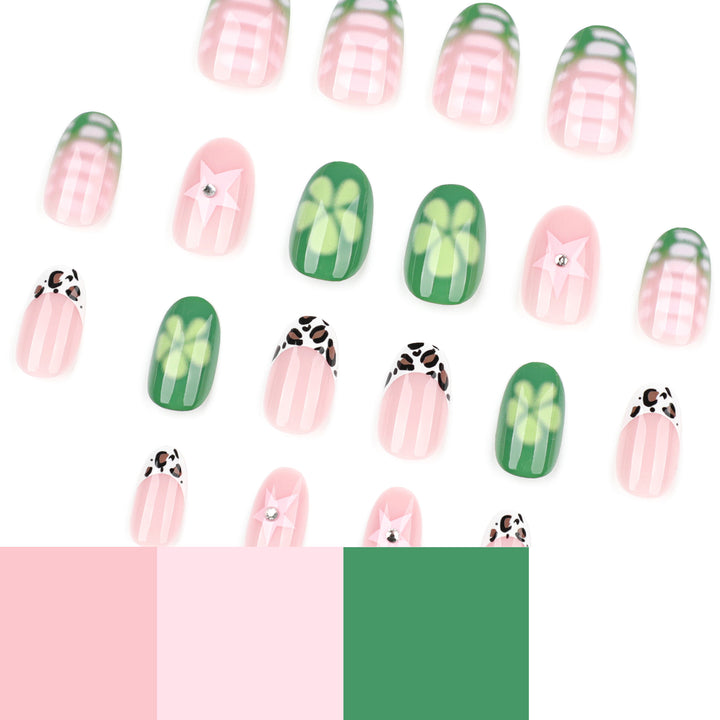 Künstliche Nailart mit floralen Akzenten Karnz