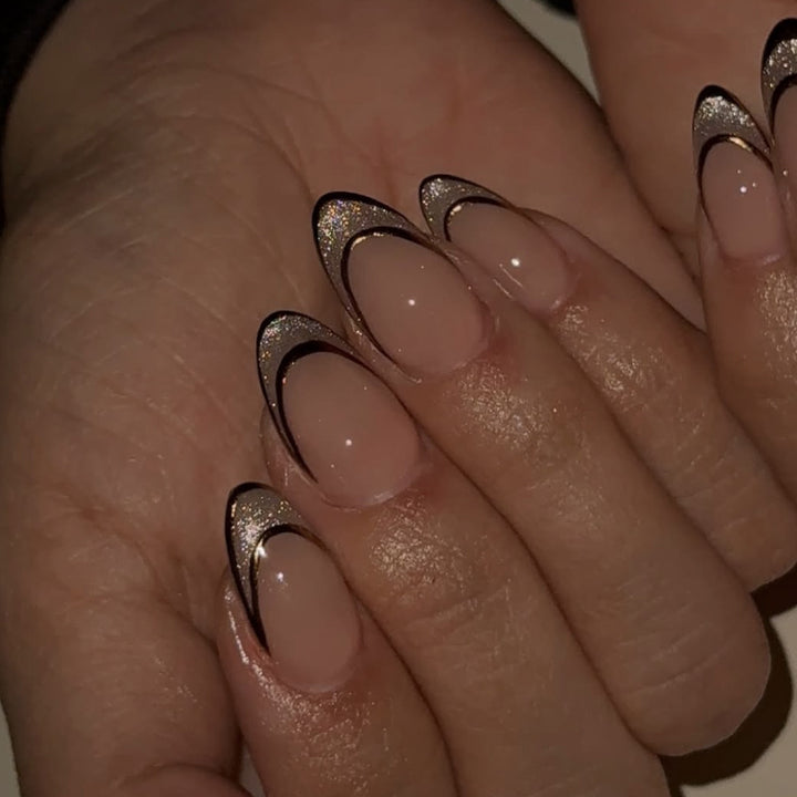 Elegante Gel-Nägel mit Glitzer- und French-Tip-Verzierung Karnz